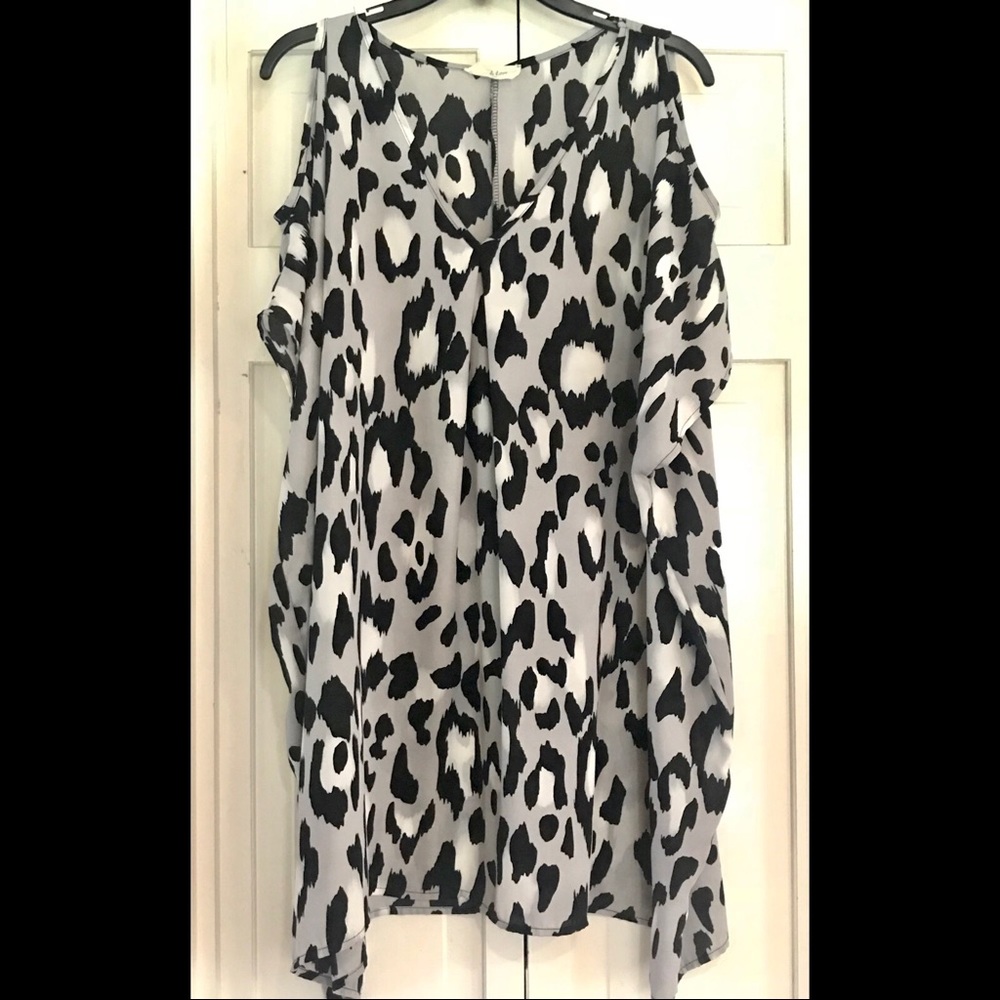 Peach Love oversized peep shoulder tunic